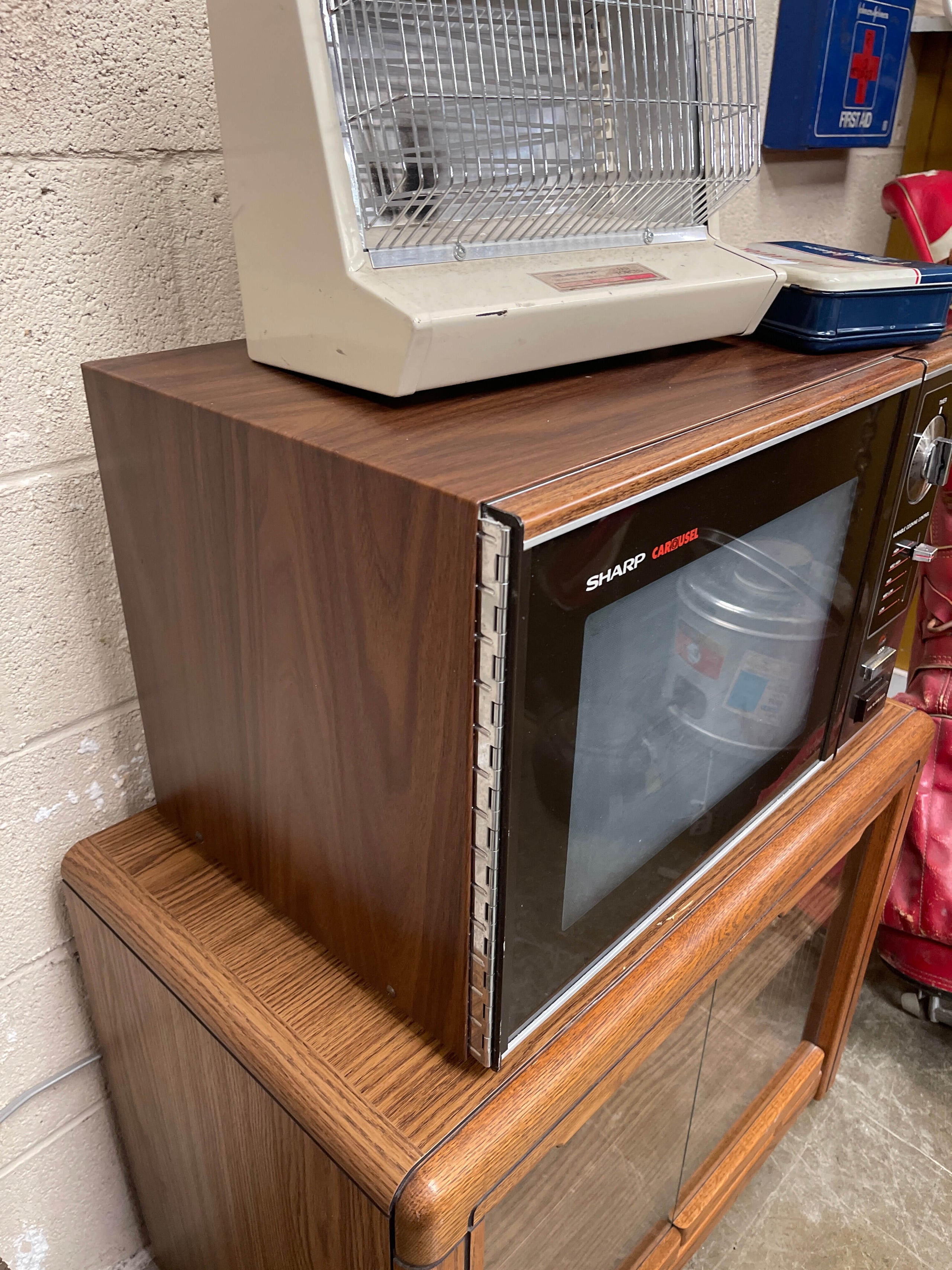 Sunbeam Carousel Microwave - Lil Dusty Online Auctions - All